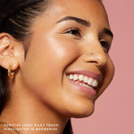 Cargar imagen en el visor de la galería, RARE BEAUTY POSITIVE LIGHT SILKY TOUCH HIGHLIGHTER